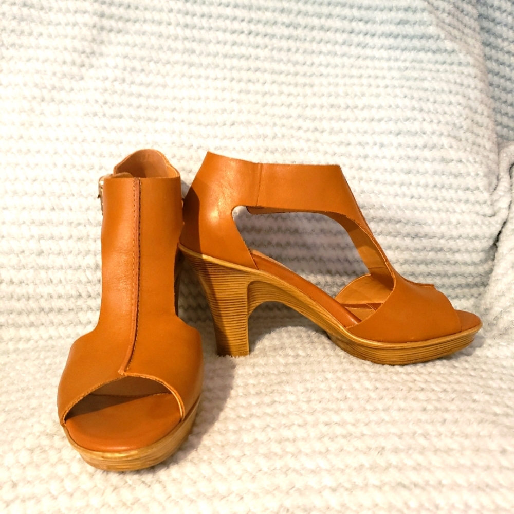 EUC Sofft Leather Heels Size 7.5